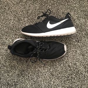 Black Nike Roche